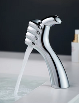 AquaFalls Solo – Zlewozmywakowa Bateria Wodospadowa z Litego Mosiądzu