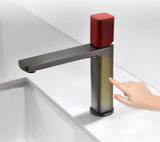 UrbanEdge – gunmetal, mosiężna, jednouchwytowa, kwadratowy design, ciepła i zimna woda