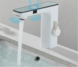 Inteligentna Biała Bateria Umywalkowa TouchFree LED