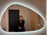 NordiLux Design Lustro Łazienkowe – Inteligentne LED Lustro Ścienne z Nieregularnym Kształtem i Ramą z Aluminium