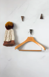 TriLuxe Trójkątny Hak Ścienny – Mosiądz & Lite Drewno