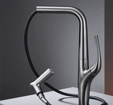 AquaLuxe – Luksusowa Wysuwana Bateria Kuchenna w Kolorze Szlifowanego Złota i Czarnego