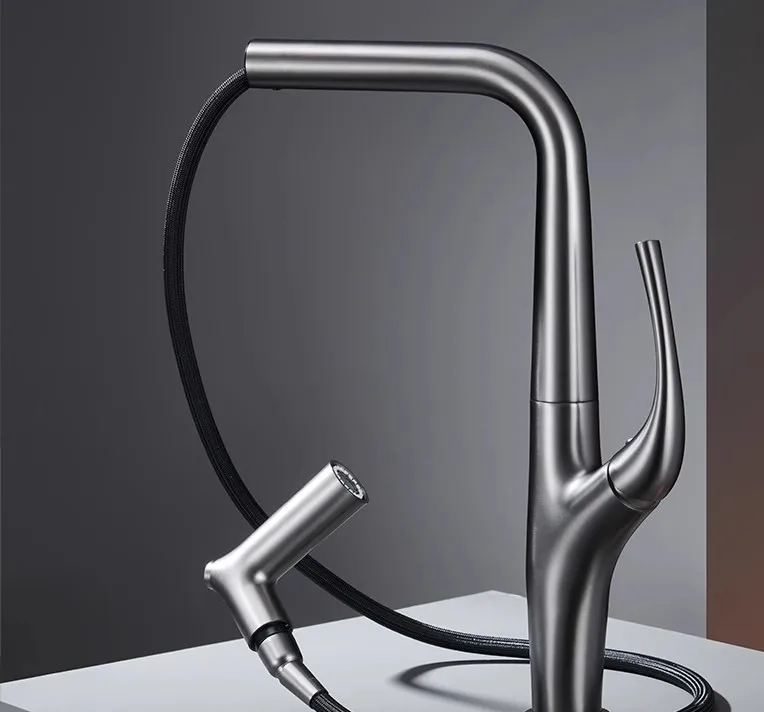 AquaLuxe – Luksusowa Wysuwana Bateria Kuchenna w Kolorze Szlifowanego Złota i Czarnego