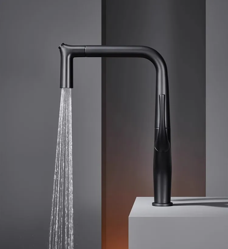 AquaLuxe – Luksusowa Wysuwana Bateria Kuchenna w Kolorze Szlifowanego Złota i Czarnego