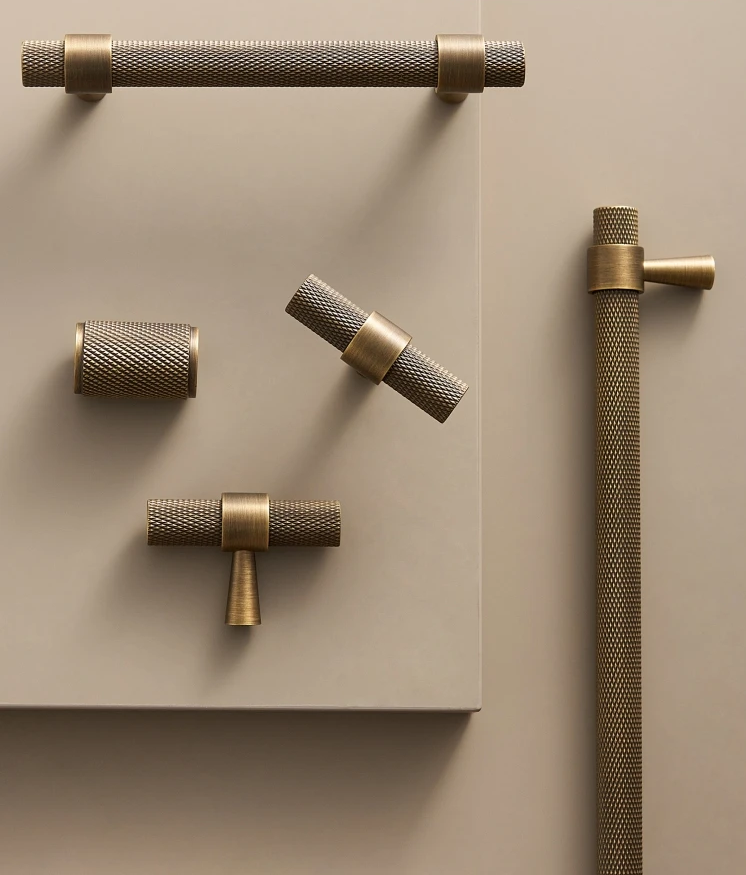 Nurlin Masywny Mosiężny Żłobiony Uchwyt T-Bar