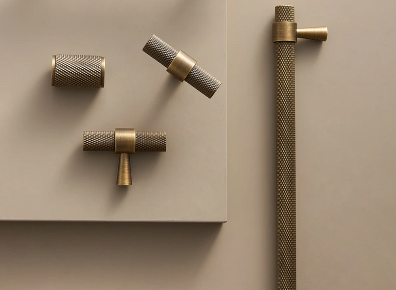 Nurlin Masywny Mosiężny Żłobiony Uchwyt T-Bar