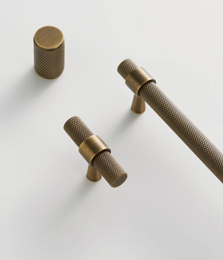 Nurlin Masywny Mosiężny Żłobiony Uchwyt T-Bar