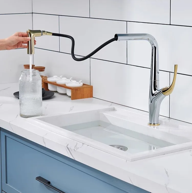 AquaLuxe – Luksusowa Wysuwana Bateria Kuchenna w Kolorze Szlifowanego Złota i Czarnego