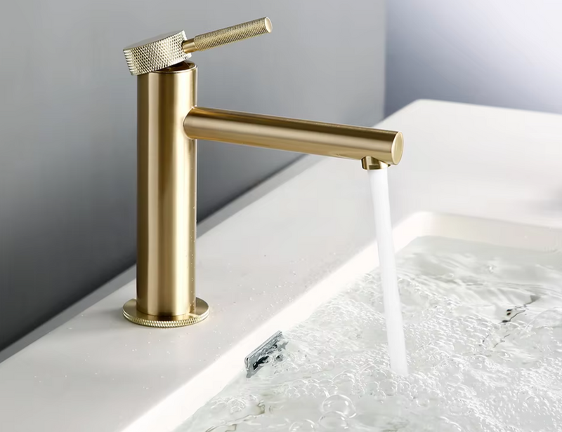 GoldKnurl One – Luksusowa Szlifowana na Szczotkę Złota Bateria Umywalkowa z 360° Obrotem