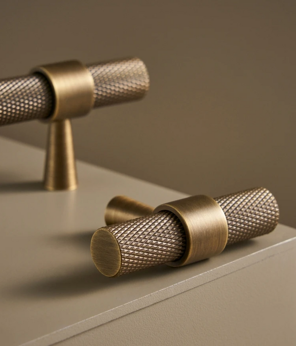 Nurlin Masywny Mosiężny Żłobiony Uchwyt T-Bar