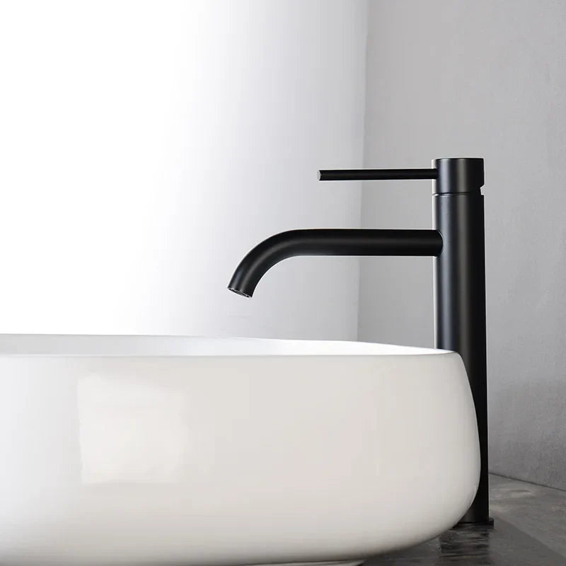 RoseElevate – Wysoki bateria umywalkowa w szczotkowanym różowym złocie z funkcją mieszania