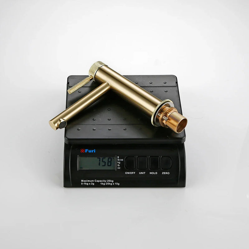 GoldKnurl One – Luksusowa Szlifowana na Szczotkę Złota Bateria Umywalkowa z 360° Obrotem