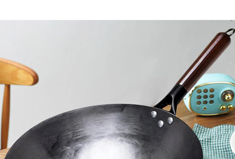 ForgePro – Ręcznie Kutego Żelaznego Woka z Drewnianą Rączką