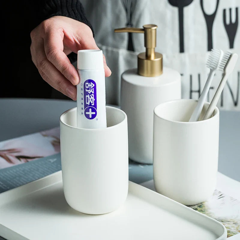 ScandiLuxe Skandynawski Zestaw Łazienkowy – 4-częściowy Ceramiczny Dzbanek na Wodę ze Szkłem na Szczoteczki do Zębów