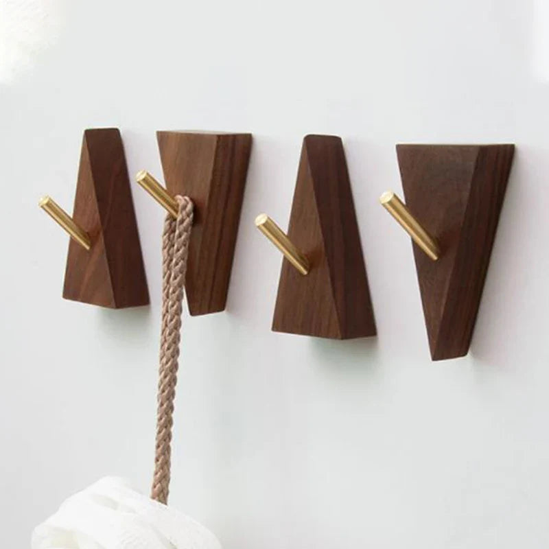 TriLuxe Trójkątny Hak Ścienny – Mosiądz & Lite Drewno