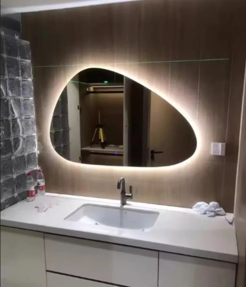 NordiLux Design Lustro Łazienkowe – Inteligentne LED Lustro Ścienne z Nieregularnym Kształtem i Ramą z Aluminium