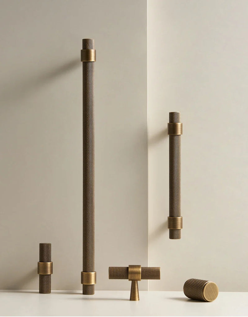 Nurlin Masywny Mosiężny Żłobiony Uchwyt T-Bar