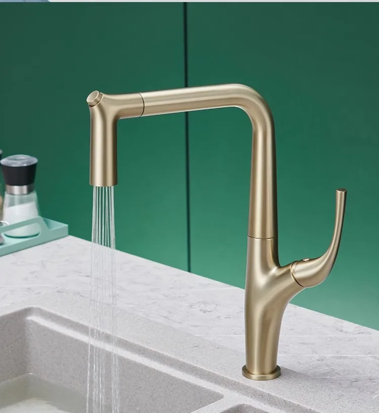 AquaLuxe – Luksusowa Wysuwana Bateria Kuchenna w Kolorze Szlifowanego Złota i Czarnego