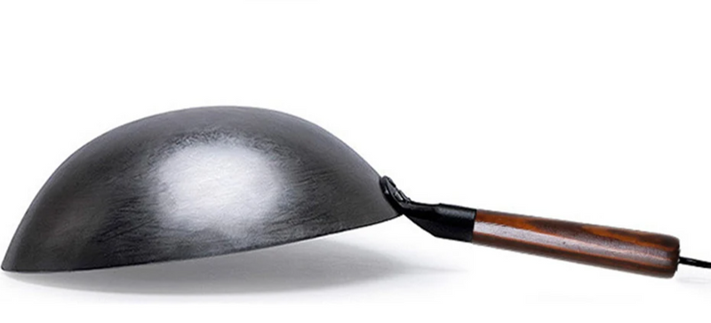 ForgePro – Ręcznie Kutego Żelaznego Woka z Drewnianą Rączką